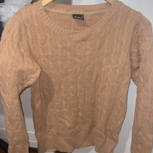 Beige kabelstickad tröja från Cubus (stl M) - Mysig och klassisk kabelstickad tröja i varm beige färg från Cubus. Mjuk, lagom tjock och perfekt till höst och vinter. 