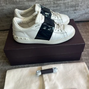 Valentino open vita sneakers - Snygga vita sneakers Valentino, fint skick, pris kan diskuteras vid snabb affär. Allt originellt ingår 