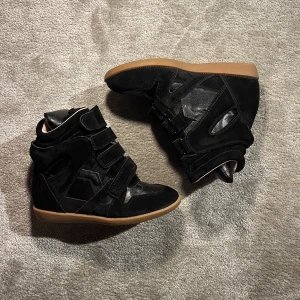 Isabel Marant Skor - Säljer mina fina Isabel Marant Skor. De är i strl 38 men passar nog 37 också. Skick 9/10. Perfekta skor för fest eller vid finare tillfällen. Om ni undrar något är det bara att skriva 😊