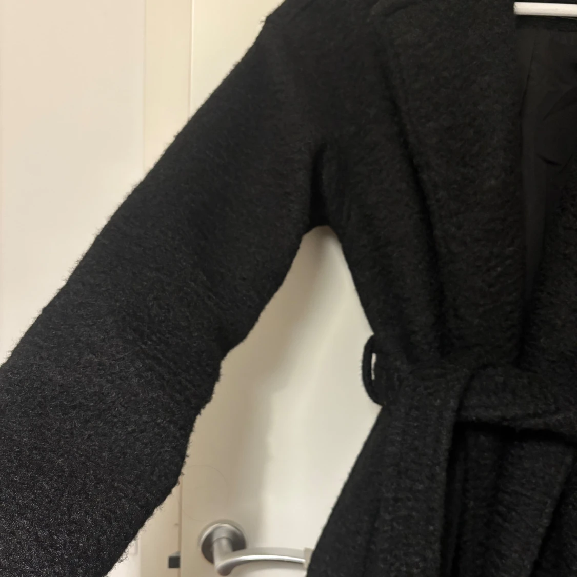 Svart kappa med bälte från NewYorker - 1