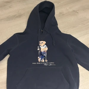 Ralph Lauren hoodie - Säljer denna Ralph Lauren hoodie i storlek M men passar S bra. Hoodien är knappt andvänd. Skriv vid minsta fundering! 
