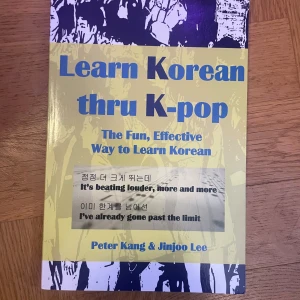 Learn Korean thru K-pop - Upptäck ett roligt och effektivt sätt att lära dig koreanska med hjälp av K-pop! Perfekt för dig som älskar musik och vill lära dig språket genom låttexter och popkultur. Inspirerande och engagerande för unga och unga vuxna.