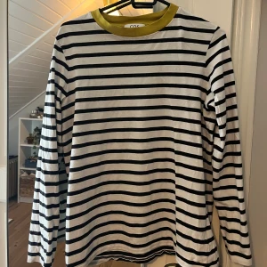 Cos randig långärmad tröja - Färgad gul halsring