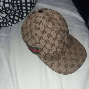 Gucci keps - Tja! Säljer nu min Gucci keps som är storlek M 58cm. Jag vill ha 1450kr för den men kan gå ned i pris vid snabb affär. Kepsen finns i Fruängen.               Mvh Lelle