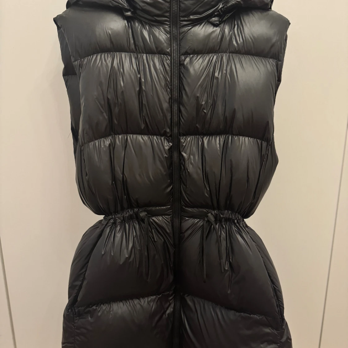 Svart väst med huva