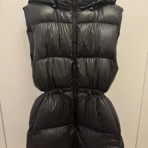 Svart väst med huva - Avtagbar huva. Nypris: ca 699kr