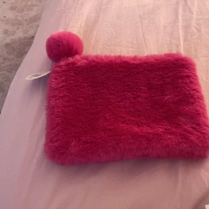 Rosa fluffigt pennskrin med fluffig boll 💖💖💖 - Superfint rosa pennskrin i mjukt och fluffigt pälsmaterial. Pennskrinet har en dragkedja med en stor boll som detalj, vilket gör den extra söt och unik. Perfekt för pennor och småsaker. Enkel, rektangulär form och riktigt poppig färg! ❤️🧡💛💚🩵💙💜🩷