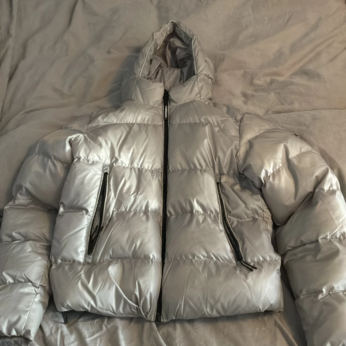 Silver pufferjacka från Superdry