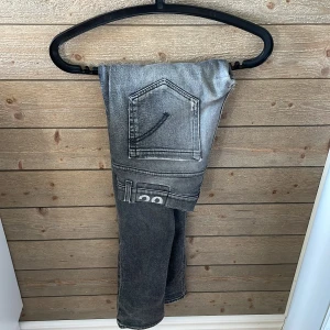 Grå jeans med tryck och fickdetalj - Säljer mina riktigt snygga dondup jeans i bra skick. Nypris= 4000 kr OBS Lagning vid skrevet. Skriv för frågor| MVH TRENDY CLOTHING 🔵STORLEKEN SITTER SOM W30! Skriv för mått 