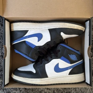 Nike Air Jordan 1 Mid - Säljer ett par Nike Air Jordan 1 Mid sneakers i colorwayn Racer Blue. Skorna är tillverkade i skinn med textildetaljer. Kommer i originalkartong med Jumpman-logga. Öppen för prisförslag 🙌🏼