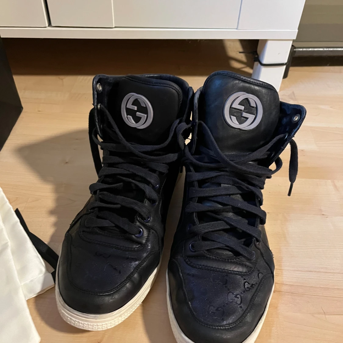 Svarta high top sneakers från Gucci - 1