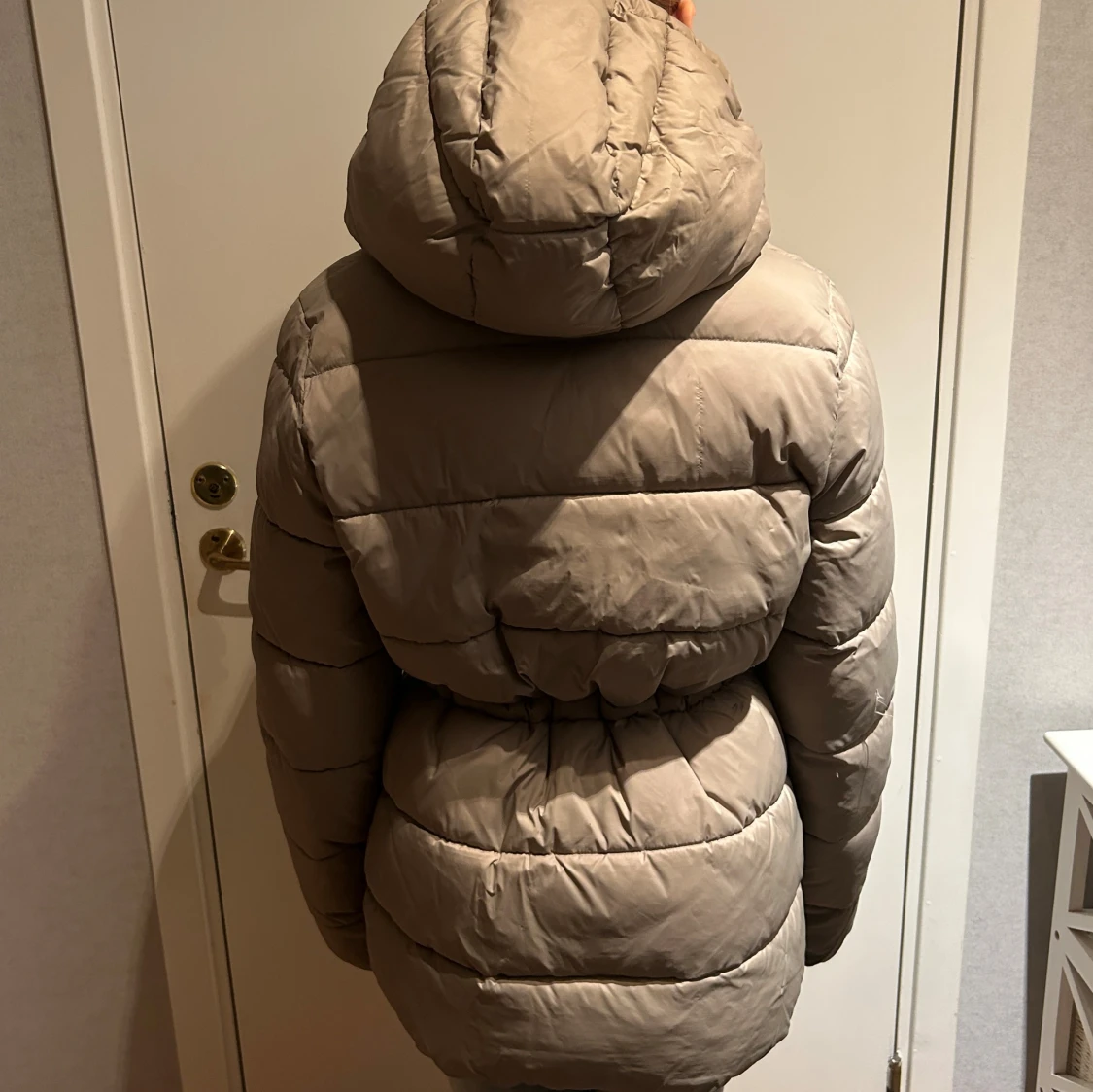 Beige pufferjacka med huva och snörning - 2