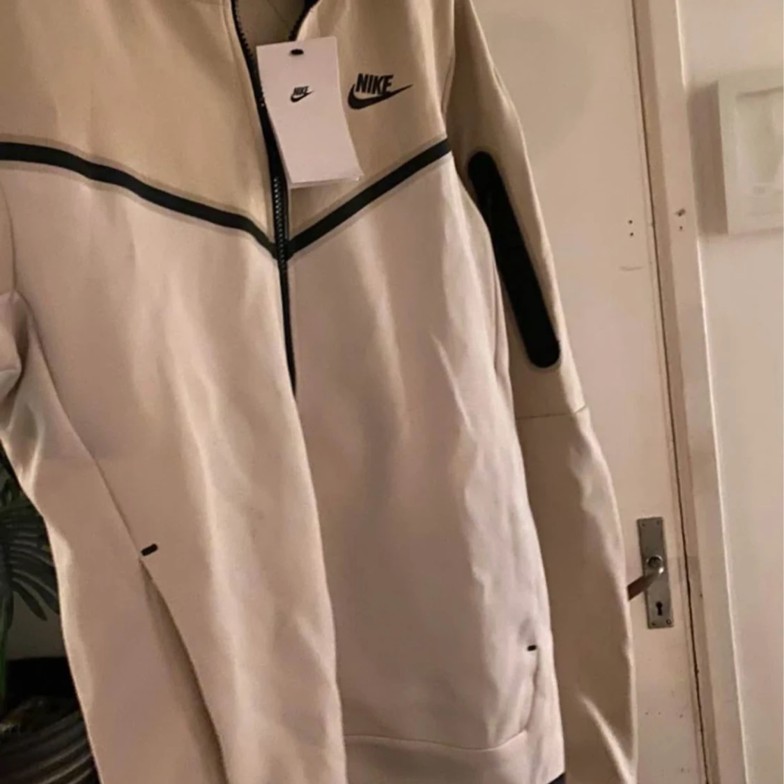 Beige Nike vindjacka med svarta detaljer - 2