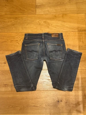 Nudie jeans (Grim Tim) - Ett par jeans jag helst inte vill sälja eftersom de är sjukt snygga, men tyvärr har det blivit alldeles för tajta för min storlek och smak. För dig som lite yngre hade nog jeansen passat perfekt. En slitning på knät som du kan se på tredje bilden. Utöver det är dom i fint skick. W31 L32