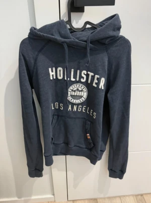 Hollister tröja - Fin mörkblå hollister tröja med stort och snyggt tryck på magen samt ett litet på baksidan skick 8/10 storlek s bara och skriva om minsta fundering 
