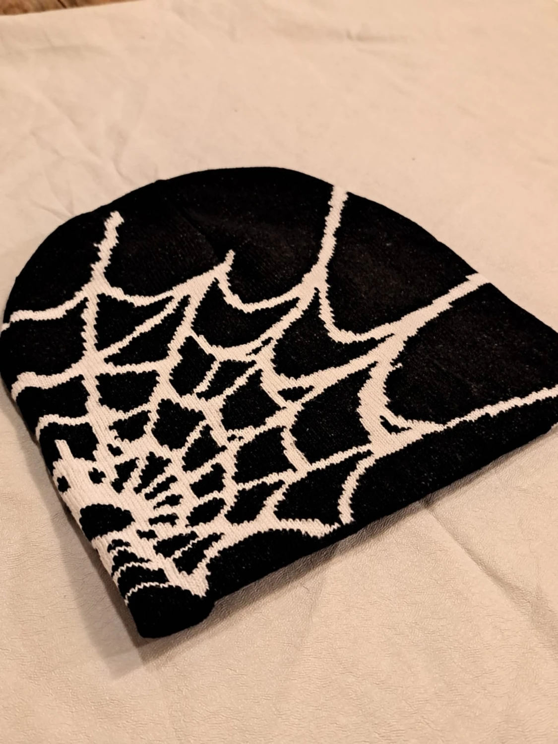 Svart stickad mössa med spindelnätsmönster - 1