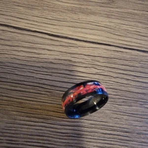 Ring som ändrar färg - Unik ring som ändrar färg. 8 mm syntetisk eldopalmangan. Bröllopsring för män o kvinnor. Röd. Storlek 10.