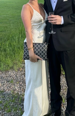 Balklänning - Finaste balklänningen i strl XS❤️ använd vid ett tillfälle, pris går att diskutera vid snabb affär!❤️