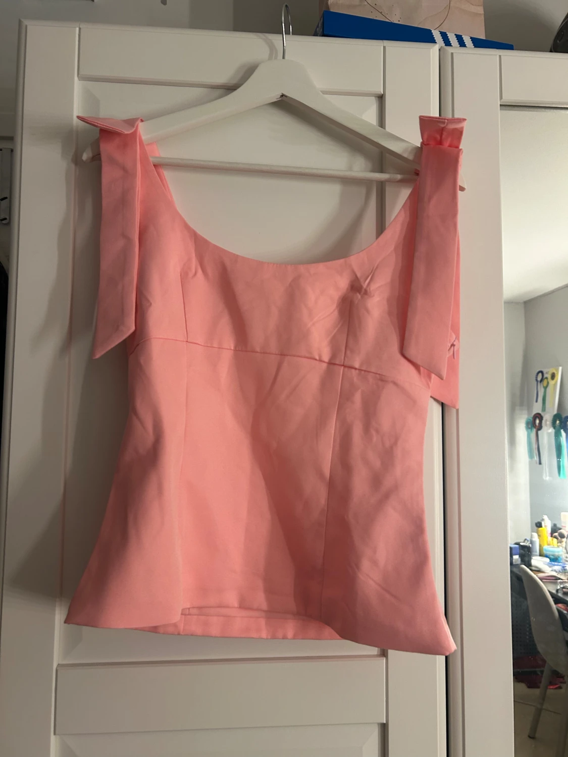 Rosa linnetopp med breda axelband 