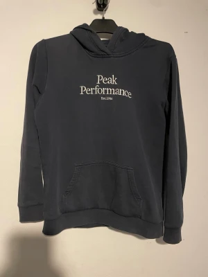 Peak performance hoodie - Blå peak performance hoodie i bra skick. Strl 170
