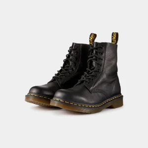 Svarta Dr. Martens boots  - Säljer ett par klassiska svarta Dr. Martens boots med snörning och rund tå. Skorna har en platt sula med gul söm runt kanten och är tillverkade i slitstarkt skinn. Fodrade och funkar perfekt till vintern. Använda en säsong.  Säljes med originalkartong. Skriv vid frågor eller för fler bilder💕🫶