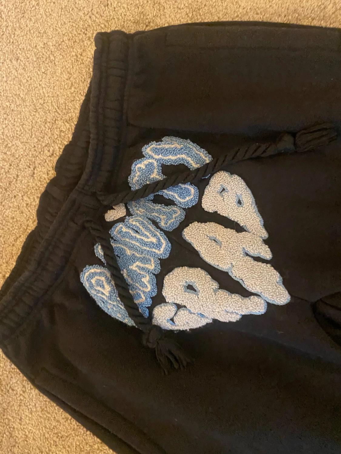 Svarta mjukisbyxor med broderi gravity gran - 1