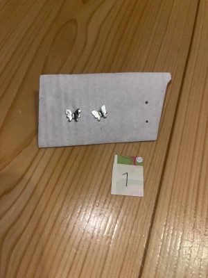 Korvakorut - Hopean väriset perhos korvakorut. Puhdistettu ja desinfioitu käytön jälkeen. Eläintalous MMM, lisätietoja saa kysymällä Katsothan myös muut ilmoitukseni Tarjoa 