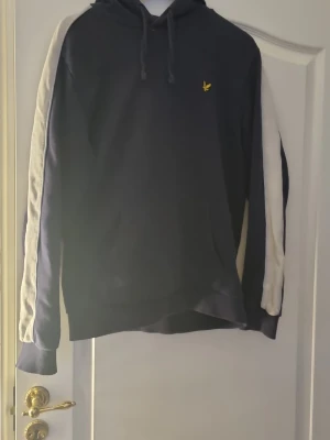 Lyle&scott hoodie - Säljer en ovanlig lyle&scott hoodie i mörkblå med en vit rand på ärmarna. 