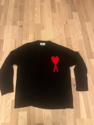 Ami Paris tröja - Riktigt fet stickad svart ami Paris kofta med rött hjärta. Väldigt mysig och skön att ha på sig samtidigt som den är snygg och stilig. Passar till många olika outfits då den är riktigt stilren. Tröjan är också väldigt bra på att värma än under dessa kalla tider men funkar även på de lite kallare sommarkvällarna. Vi är två seriösa säljare från Skåne som alltid skickar varan inom 24h. Skriv vid minsta lilla fråga! / Romeo resell 