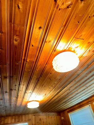 Taklampa - En taklampa för inomhusbruk. Ger ett behagligt ljus. I gott skick, ingår 2 stk taklampor 