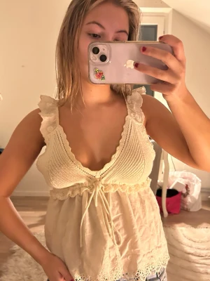 Topp✨ - Superfin krämvit linnetopp med stickad överdel, perfekt till vardags eller fest😊