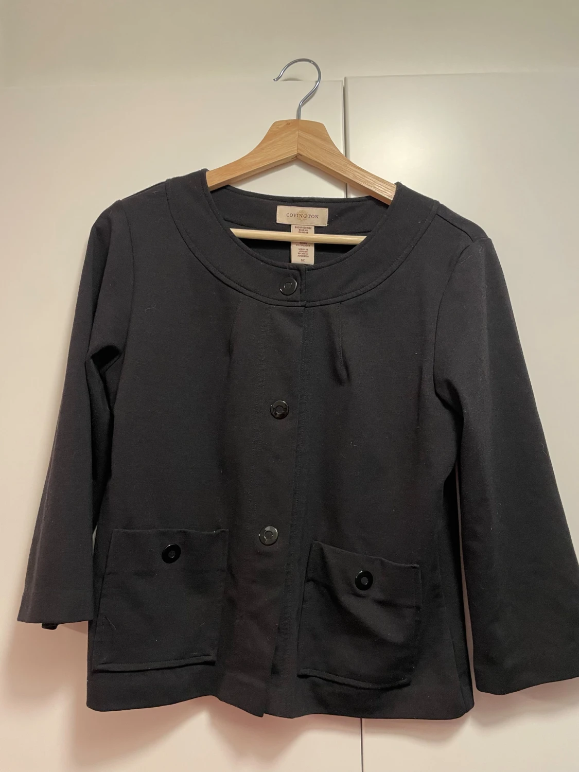 svart kofta med knappar