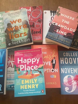 Populära böcker - Säljer dessa populära böckerna som är skrivna på Engelska. En bok för 50kr, 2 för 100 osv. Alla för 600. Böckerna som finns är: The Summer I Turned Pretty - Jenny Han | The Silent Patient - Alex Michaelides | we were liars - E. Lockhart | Good Girl, Bad Blood - Holly Jackson | The Spanish Love Deception - Elena Armas | Happy Place - Emily Henry | November 9 - Colleen Hoover | One Of Us Is Lying - Karen M. McManus | Verity - Colleen Hoover | Where The Crawdads Sing - Delia Owens | Ugly Love - Col