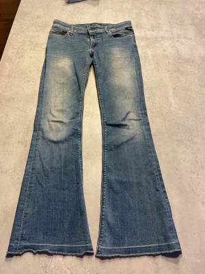 Replay bootcut jeans - Säljer ett par snygga blå bootcut jeans från Replay med slitna detaljer. Bra skick. Storlek 29. Nypris ca 1000 kr! 💕