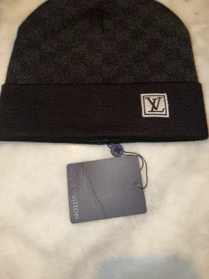 Svart mössa  - bra skick bara legat hemma nån vecka 