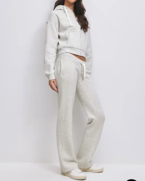 Grå mjukisset - Set från Gina 14+ tröjan är i L och byxorna M. Säljer delarna ihop för 400 