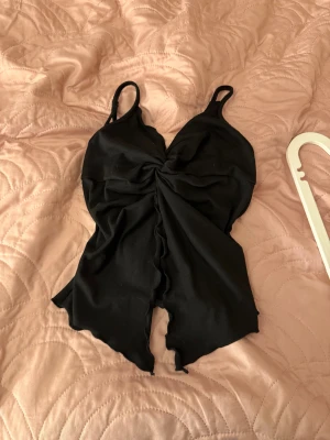 Tre olika färgade toppar - Super fina toppar som är lite öppna vid magen och v ringad. Den finns i svart, mörkblå och vit. 1 kostar 20kr, 2 för 35kr, 3 för 45kr.