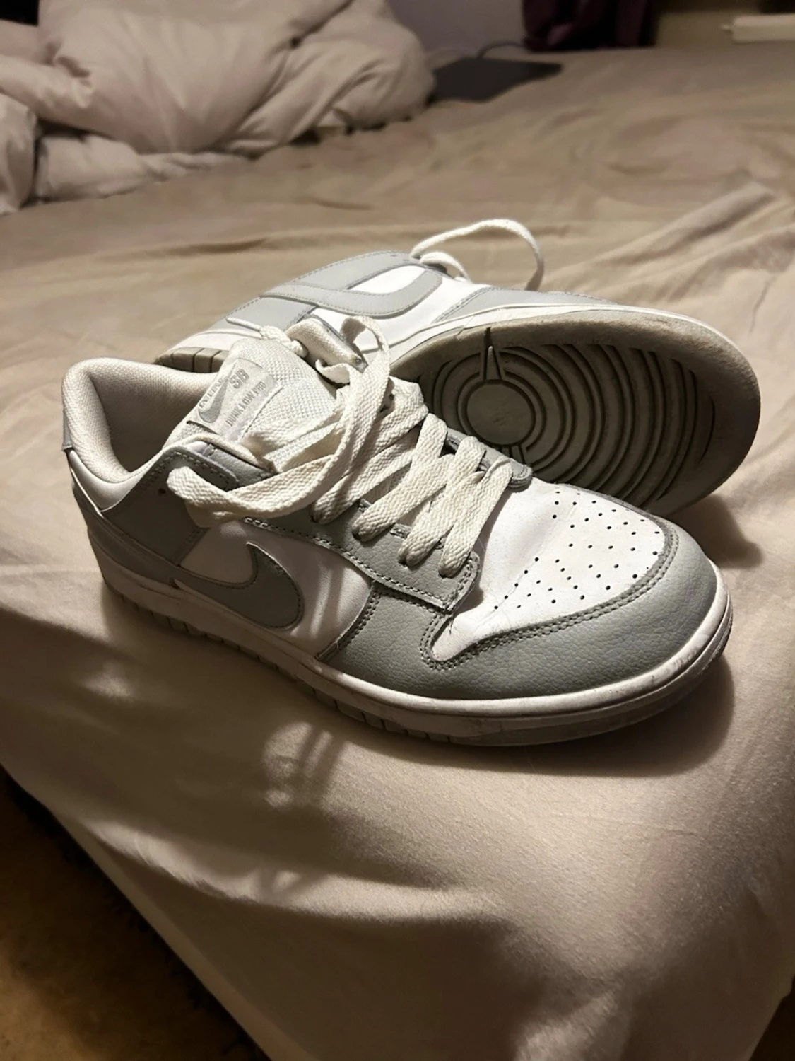 Nike Dunk Low i vitt och grått - 1