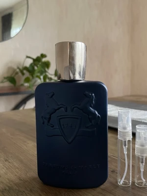 Parfums de Marly Herreparfym - Stilren parfym med stark karaktär och lång hållbarhet. Innehåller bland annat äpple, kardemumma, sandelträ och peppar. Perfekt för dig som vill sticka ut och ha en unik doftprofil.