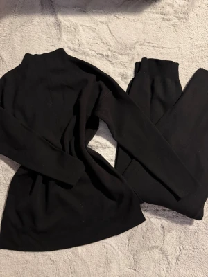 Stickat set tröja + byxor  - Jättefint set, super skönt! Endast testat. Funkar både hemma som ute då det är väldigt stilrent.