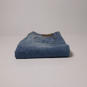 Dolce&gabbana - Dolce & Gabbana // Low waist // wide Mått: Midja 43 cm, Benlängd 98 cm, Innerben 73cm Nypris: 4000:- Vårt pris: 419:- Hojta gärna vid frågor – vi svarar dig alltid snabbt med ett trevligt bemötande. Allt gott, /Team Trovata                                                OBS! Står ingen storlek! Vi har endast kunnat gå efter mått. 