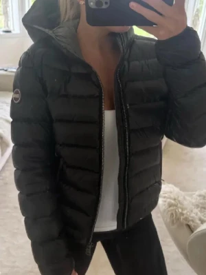 Colmar jacka  - Säljer min Colmar jacka i storlek 44 IT vilket motsvarar M. Köpte den på Miinto för 5500 och har använt den väldigt väldigt skonsamt så inge defekter finns, den är som ny, därmed priset. Jackan är i en modell som tål regn/slaskregn. Jag är 163cm lång och bär oftast XS-S på mina kläder, eftersom Colmar storlekar är väldigt små så passar deras M mig perfekt! 