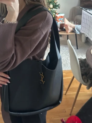 Svart axelväska  - Säljer nu min favorirväska, skicket är bra tycker jag för att ändå använts en del . Köpt på plick för ett tag sen