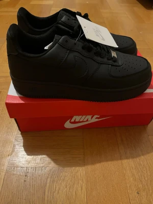 Aiiir force helt ny storlek 44  - Aiiir force helt ny storlek 44  vid snabb affär sänker vi alltid priset kolla våran profil om ni faller för något annat 