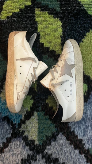 Golden goose  - Tja säljer nu dessa feta golden goose skor!🔥har haft dem ett tag nu så har blivit försmå. Dem är i bra skick 7/10.  Pris kan diskuteras vid snabba affärer💪🏽