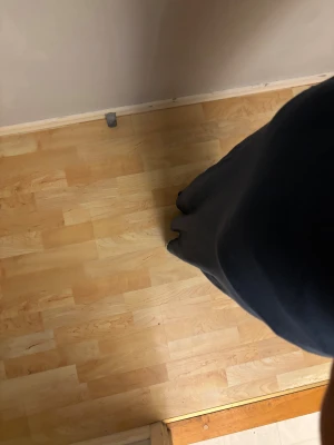 Mörkblå wide byxor i bomull  - Säljer ett par mörkblå byxor med wide passform. Byxorna har raka ben och är tillverkade i mjukt bomullsmaterial. Perfekt för dig som gillar en avslappnad och trendig stil. Passar dig som vill ha bekväma och snygga byxor till vardags.