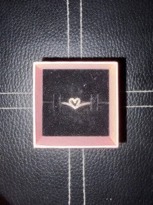 Pandora - Säljer denna silver ringen från Pandora, aldrig använd då det skulle va en julklapp till någon speciell men aldrig han ge bort julklappen. Köpt på Hallbergs guld inne på Nova Lund. Är i storlek 17.