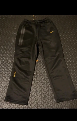 Nike x nocta mjukisbyxor  - Storlek m men passar mer s eller på 165cm då det är en kort modell. Helt nya testade pga köpt fel storlek. 