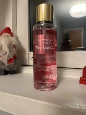 Victoria's Secret Pure Seduction mist - Fragrance mist med trendig design och flirtig känsla. Volym: 250 ml. Perfekt för dig som vill sticka ut och addera en touch av glamour till din vardag. ❗️Endast testad pris kan diskuteras❗️