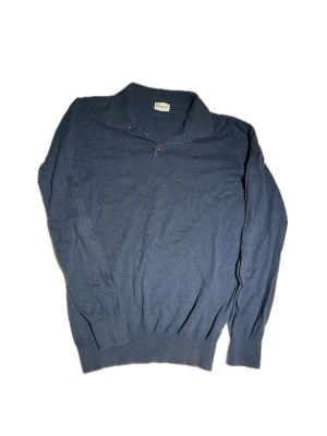 John Henric Tröja - Säljer denna riktigt snygga John Henric tröja i blå.      Skick - 8/10. Storlek - S/XS                                                                                            Perfekt som julklapp eller till vardags.